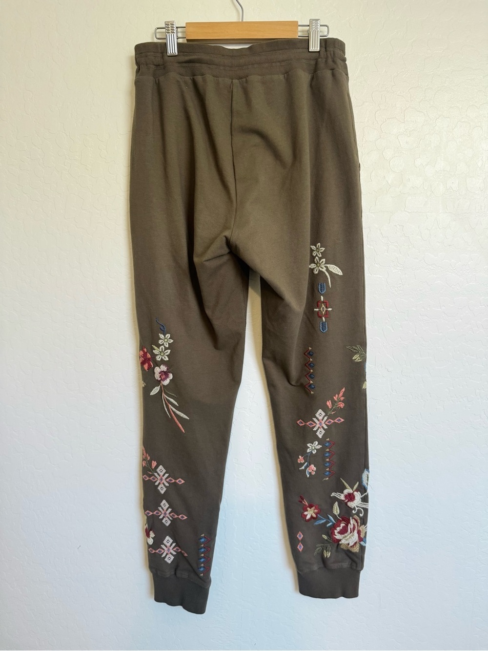 Johnny Was Embroidered French Terry Joggers Olive Green Size XS - Picture 4 of 8